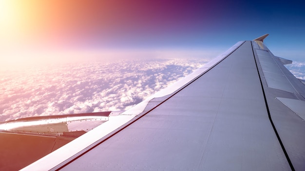 비행기 창 너머로 보이는 황혼의 하늘과 구름의 멋진 전망