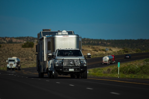 キャンピングカーでの旅行。アメリカを探検。家族旅行旅行RV、休暇旅行休暇。キャンピングカー、道路上のキャラバン。