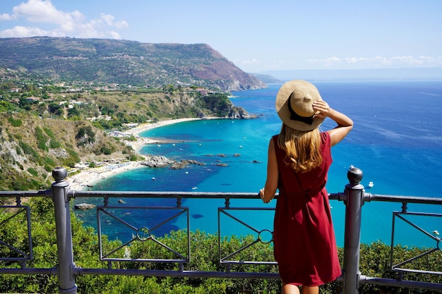 Viaggiare in italia vista panoramica di donna elegante con cappello a capo vaticano nella costa degli dei calabria italia