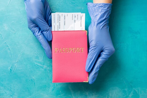 Foto identificazione delle mani di controllo passaporti per restrizioni di viaggio