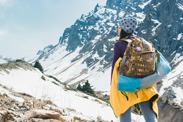 Donna in viaggio che fa un'escursione in montagna