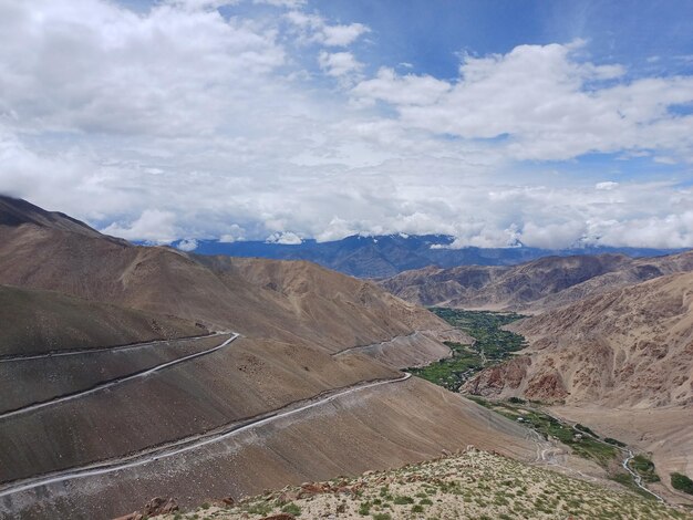 Photo traveling on the zig zag road at chang la is an adventurous and scenic experience but it requires