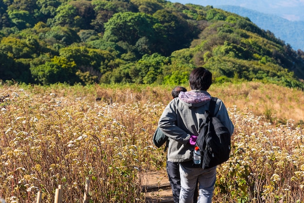 旅行者のハイカーは山を歩いています