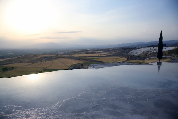 Travertijnen in Pamukkale bij zonsondergang