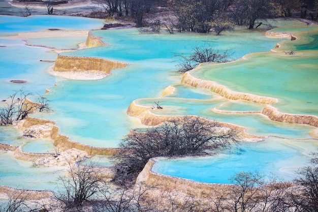 Travertijnvijvers in huanglong natuurgebied Sichuan China