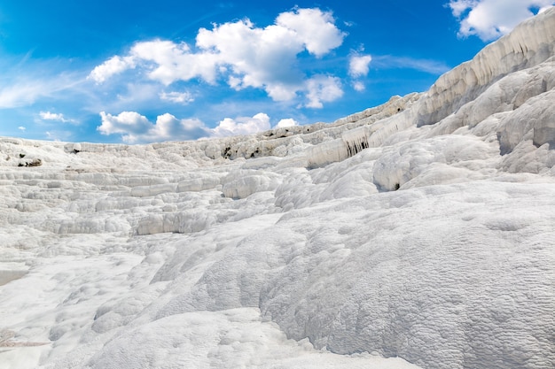 Travertijnzwembaden en terrassen in Pamukkale, Turkije