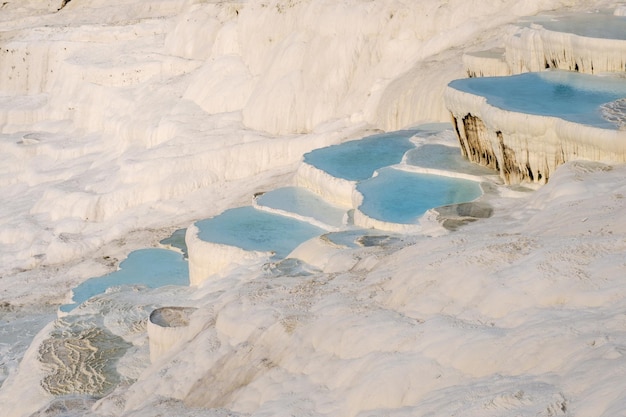 Foto piscine e terrazze in travertino, piene di acqua blu, pamukkale, turchia