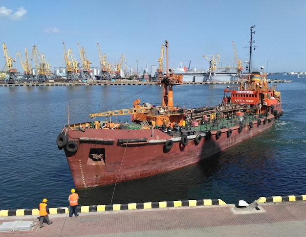 Trawler die aankomt in de haven, de aankomst van een trawler in de haven