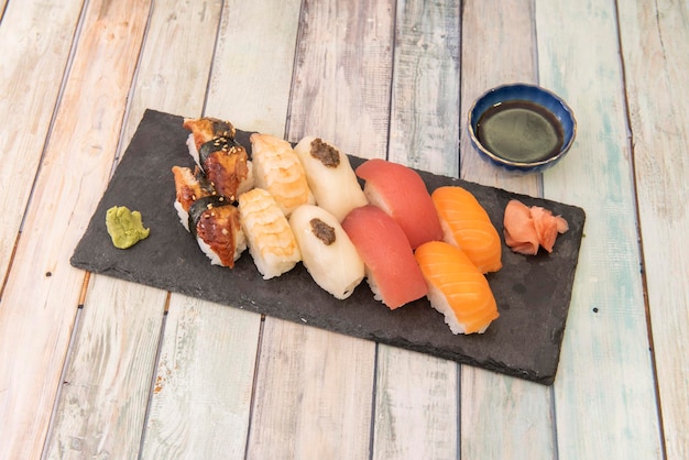 寿司盛り合わせトレイ、海老にぎり、ノルウェーサーモン、スモークウナギ、赤アントゥン、わさび、生姜