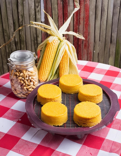 Photo a tray of corn on a table with a jar of corn on it