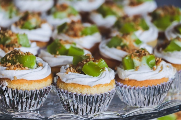 Foto un vassoio di cupcakes con sopra la parola banana