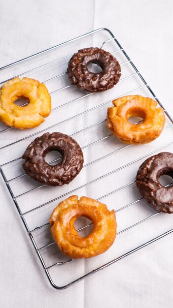 Photo a tray of donuts on a table