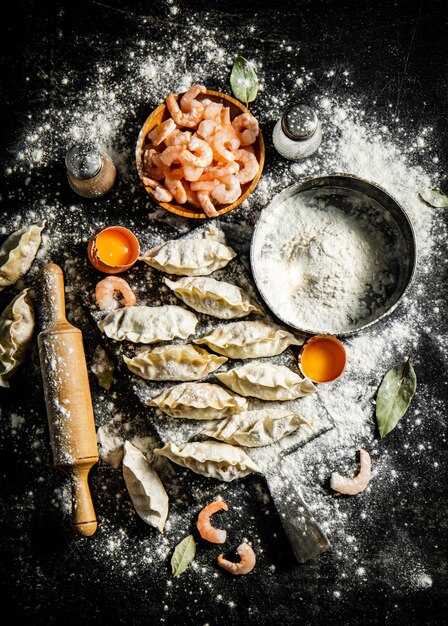 Foto un vassoio di gnocchi con ingredienti per gamberetti e gamberetti.