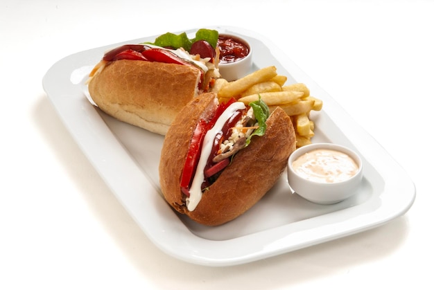 サンドイッチとフライドポテトを含む食べ物の皿
