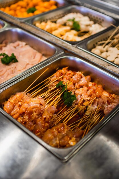 Foto un vassoio di cibo con sopra una varietà di carni.