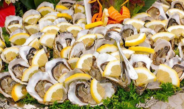 Tray oesters met citroen