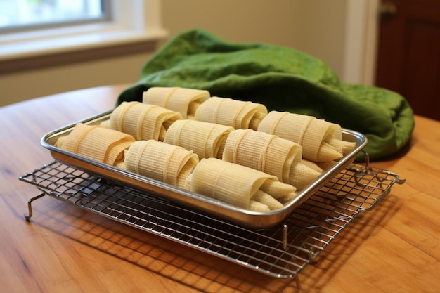 Photo a tray of pasta with a green towel on it