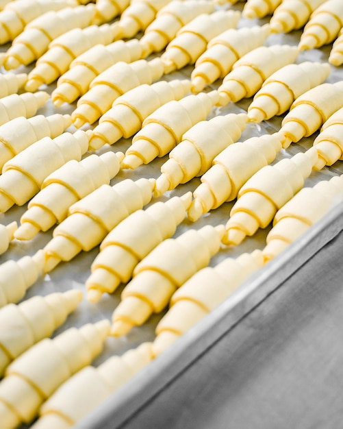 Photo a tray of uncooked croissant for proofing