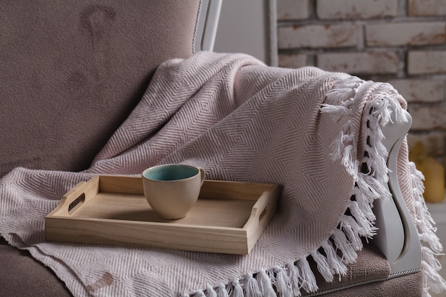 Foto un vassoio con una tazza di tè caldo lettera d'amore e riviste a letto