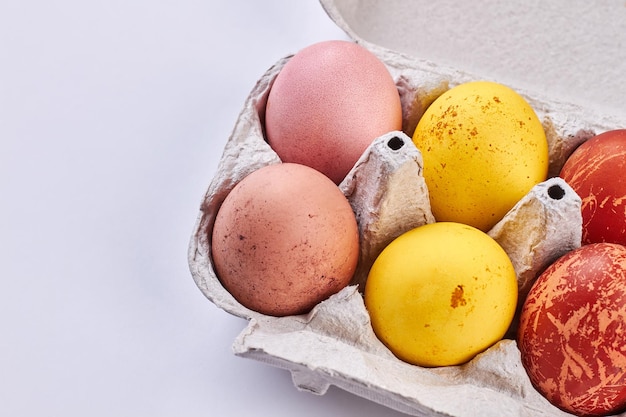 Поднос с яйцами крупным планом Текстура окрашенных яиц Традиции пасхальной кухни