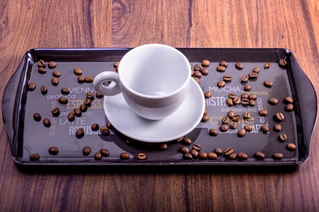 Foto vassoio con lettere su diversi tipi di caffè tazza colazione bianca centrata e caffè sfuso sul vassoio giornata internazionale del caffè 1 ottobre