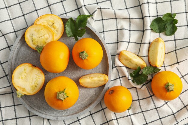 Vassoio con zucchine tonde sul tovagliolo