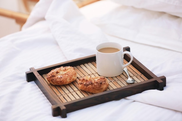 ベッドの上でおいしい朝食とトレイ