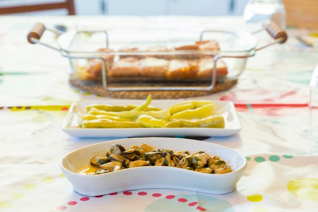 テーブルの上に軽食が付いているトレイ