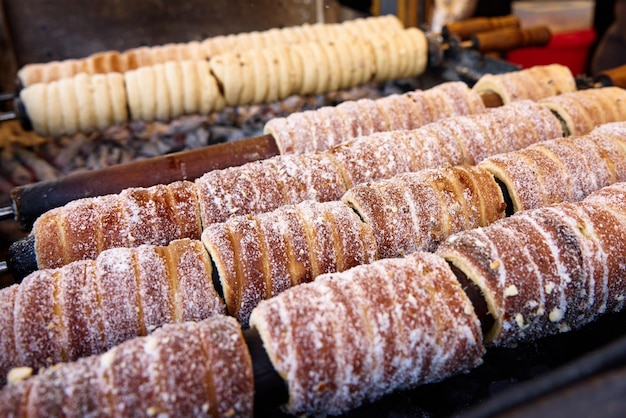 Foto trdelnik gegrild gerold deeg tsjechisch heet zoet gebak