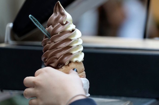 プラハの伝統的な煙突菓子 Trdelnik