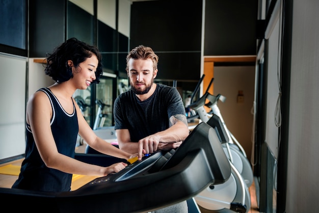 Foto concetto attivo di allenamento di allenamento di sport di forma fisica della pedana mobile