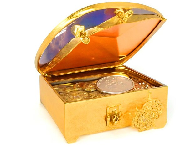 Photo treasure box with coin jwellery dimond white background image downloaded