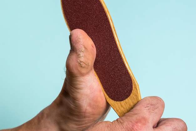 Treatment of the skin on the toes by hand