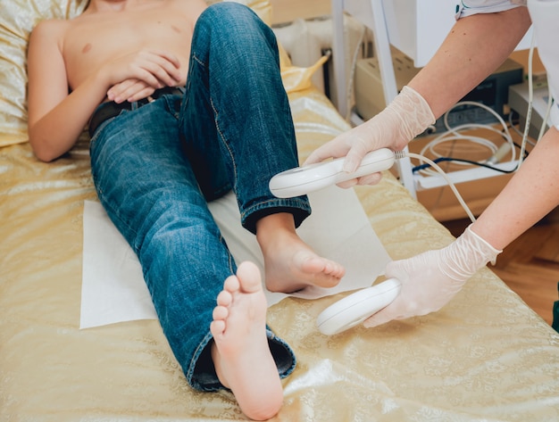 Photo treatment and warming-up the feet of a young boy. modern pediatrics.