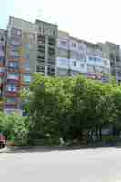 Photo a tree next to a building