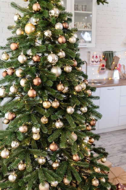 木はカラフルなおもちゃと花輪で飾られています暖かい色のクローズアップ写真クリスマスと新年の雰囲気