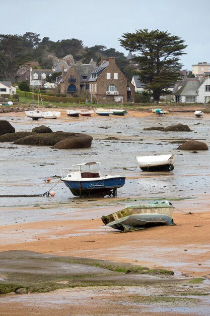 Tregastel. boten bij eb aan de kust van Bretagne, Frankrijk