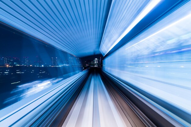 Trein beweegt snel in de tunnel