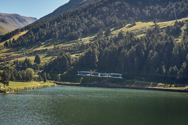 Trein die de berg op gaat. Nuria's tandradbaan