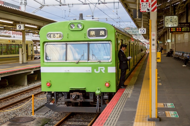 Trein die op passagier bij het station van kyoto wacht