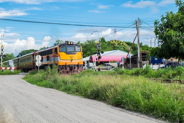 Trein gele spoorwegidentiteit mooi in kanchanaburi