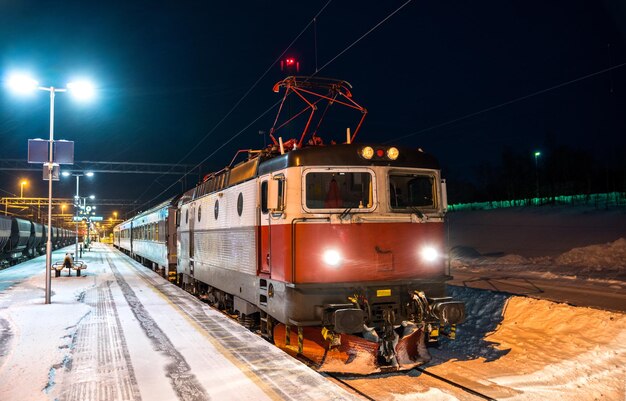 Trein op abisko station in zweden