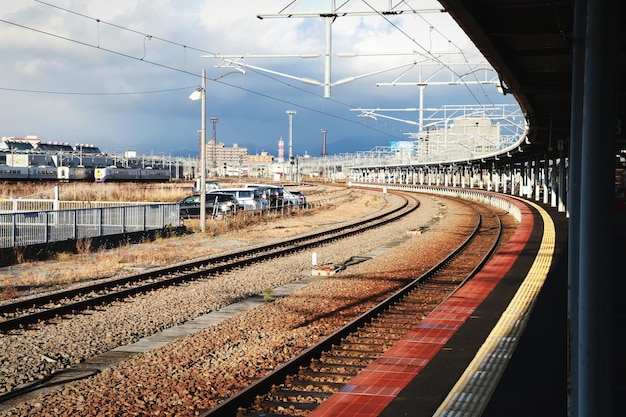 Foto trein op het perron van het treinstation tegen de lucht