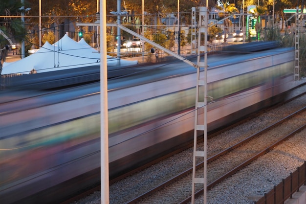 Foto trein op het perron van het treinstation