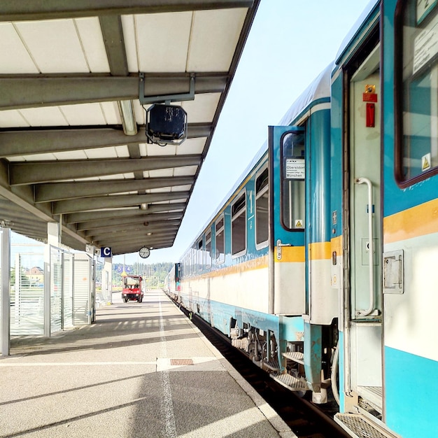 Foto trein op het perron van het treinstation