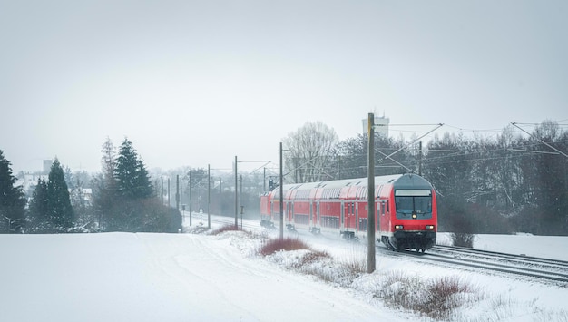 Trein op het spoor tegen de lucht in de winter