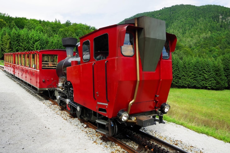 Foto trein op het spoor tegen de lucht