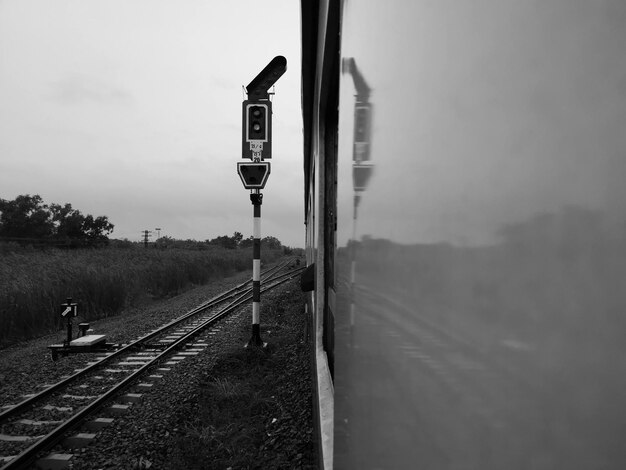 Foto trein op het spoor tegen de lucht