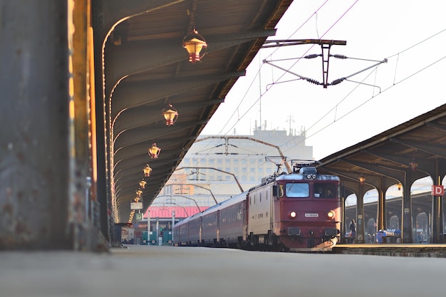 Trein op het treinstation tegen de lucht