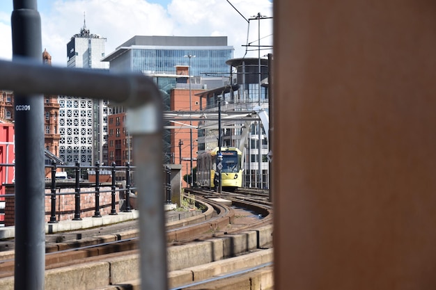 Trein op spoor in de stad tegen de lucht